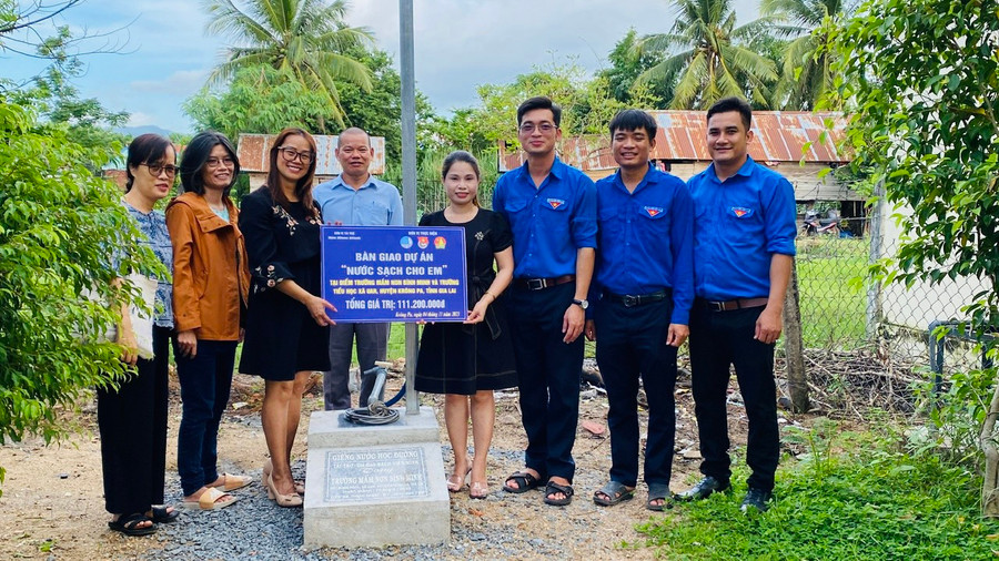 Đơn vị tài trợ bàn giao công trình nước sạch cho Trường Mầm non Bình Minh (điểm trường buôn Ngôl, xã Uar). Ảnh: Thanh Tâm Đơn vị tài trợ bàn giao công trình nước sạch cho Trường Mầm non Bình Minh (điểm trường buôn Ngôl, xã Uar). Ảnh: Thanh Tâm