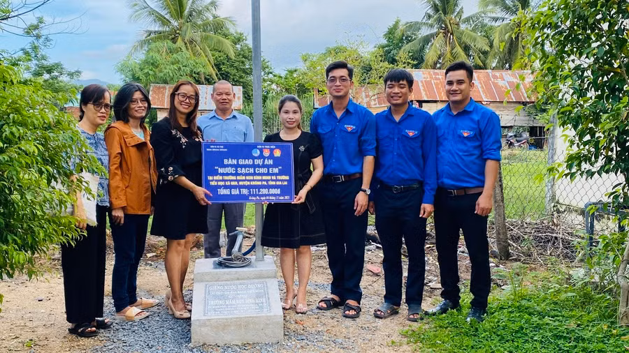 Đơn vị tài trợ bàn giao công trình nước sạch cho Trường Mầm non Bình Minh (điểm trường buôn Ngôl, xã Uar). Ảnh: Thanh Tâm