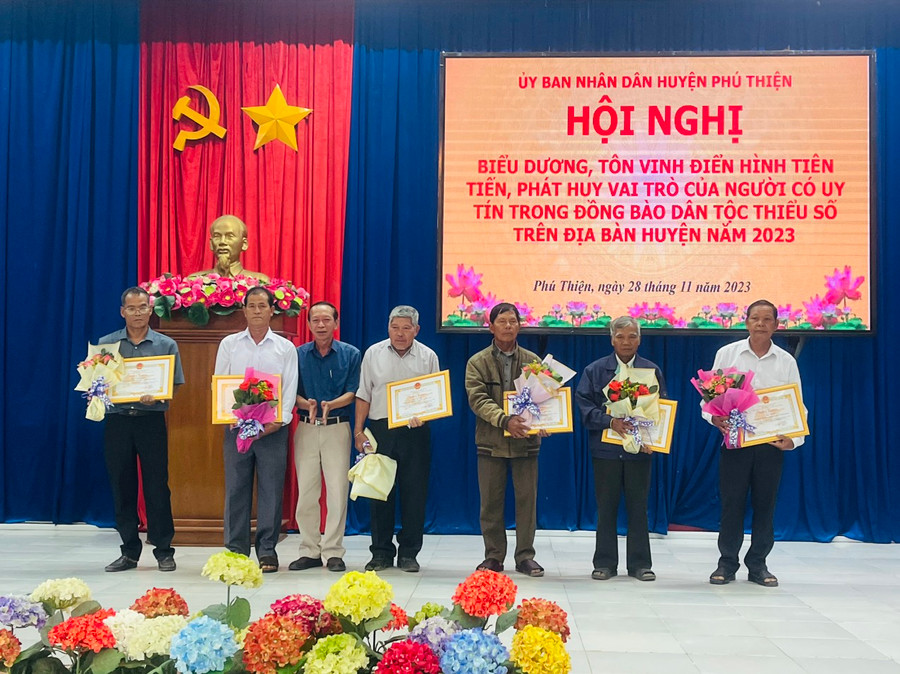 Những người uy tín có thành tích tiêu biểu trong công tác vận động, phát triển kinh tế-xã hội vùng đồng bào DTTS năm 2023 được Chủ tịch UBND huyện Phú Thiện tặng giấy khen. Ảnh: Vũ Chi