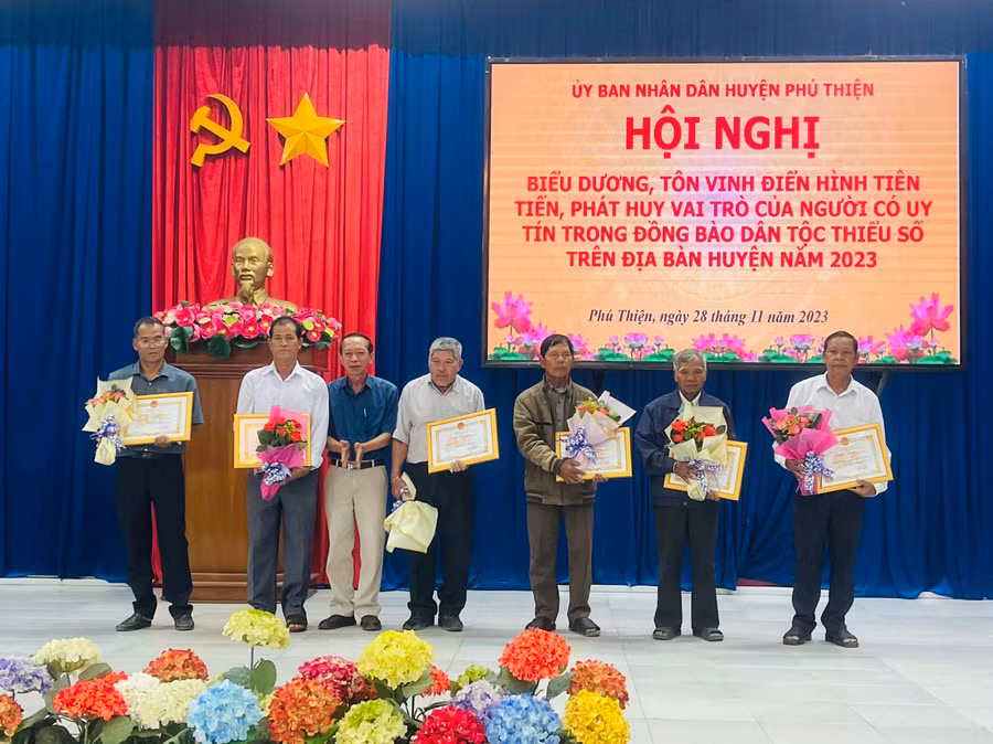 Những người uy tín có thành tích tiêu biểu trong công tác vận động, phát triển kinh tế-xã hội vùng đồng bào DTTS năm 2023 được Chủ tịch UBND huyện Phú Thiện tặng giấy khen. Ảnh: Vũ Chi