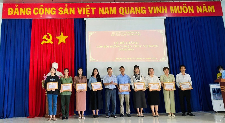 Ban tổ chức khen thưởng các học viên có thành tích xuất sắc trong khóa học. Ảnh: Thanh Tâm Ban tổ chức khen thưởng các học viên có thành tích xuất sắc trong khóa học. Ảnh: Thanh Tâm