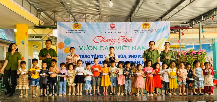 Đoàn tặng quà cho các em học sinh Trường Mầm non Bình Minh (xã Uar). Ảnh: Thanh Tâm