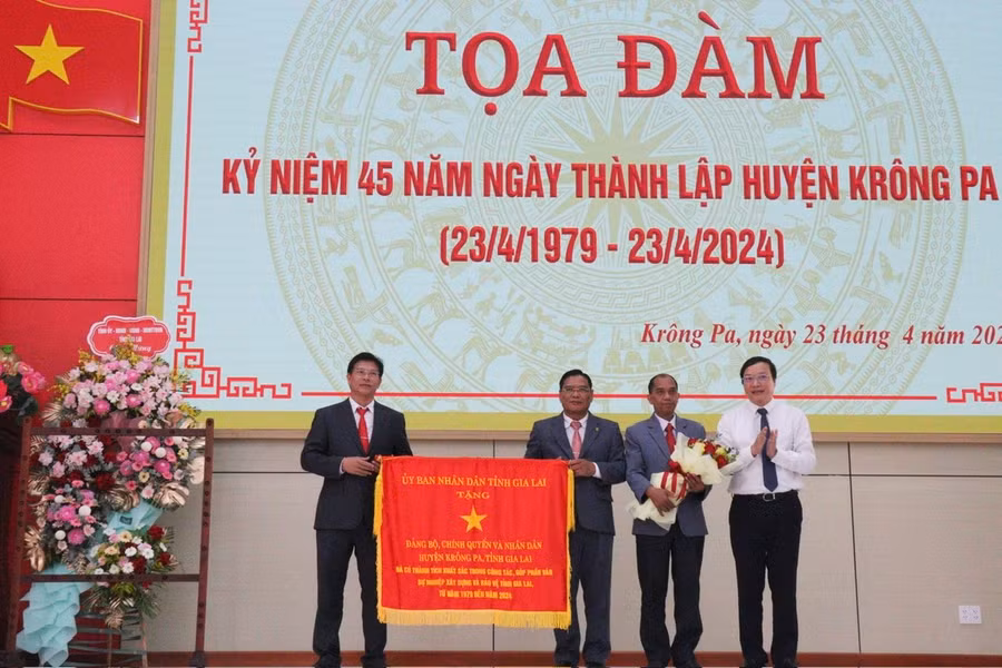 Chủ tịch UBND tỉnh Trương Hải Long (bìa phải) tặng cờ “Vì sự nghiệp xây dựng và bảo vệ tỉnh Gia Lai” cho Đảng bộ, chính quyền và Nhân dân huyện Krông Pa. Ảnh: Vũ Chi