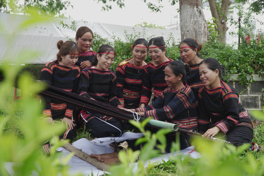 Phụ nữ Jrai rạng rỡ bên khung cửi. Ảnh: Đức Thụy Phụ nữ Jrai rạng rỡ bên khung cửi. Ảnh: Đức Thụy