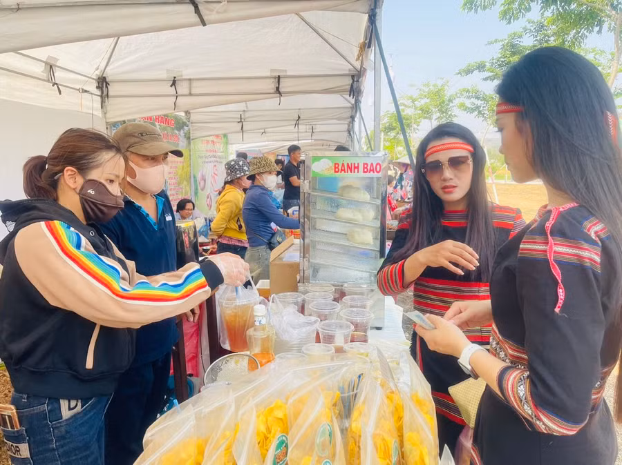 Du khách tham quan, mua sắm tại các gian hàng của phiên chợ nông sản. Ảnh: Vũ Chi