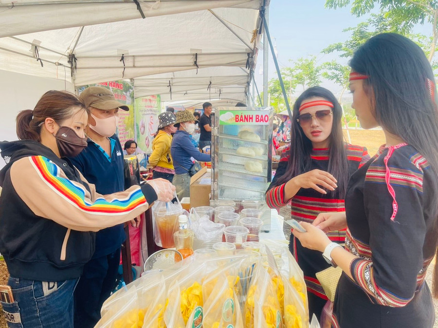 Du khách tham quan, mua sắm tại các gian hàng của phiên chợ nông sản. Ảnh: Vũ Chi Du khách tham quan, mua sắm tại các gian hàng của phiên chợ nông sản. Ảnh: Vũ Chi