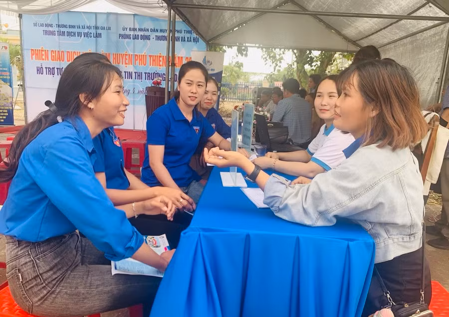 Các bạn đoàn viên, thanh niên tham gia tư vấn tại phiên giao dịch việc làm. Ảnh: Vũ Chi