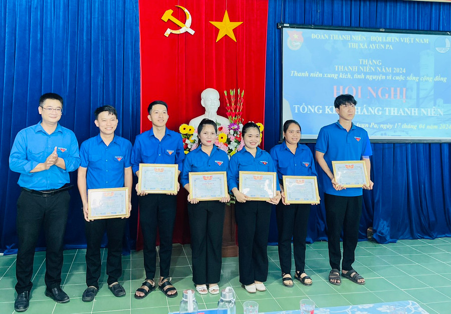 Ban tổ chức trao giải cuộc thi Video clip hiến kế tặng Đoàn cho các tập thể xuất sắc. Ảnh: Vũ Chi