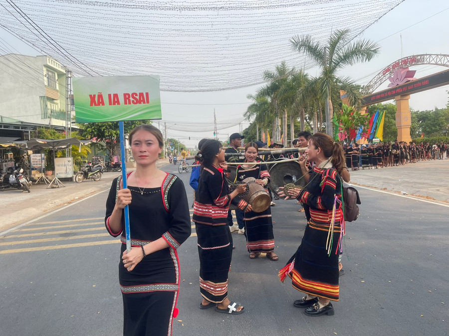 Các đoàn nghệ nhân trình diễn cồng chiêng đường phố. Ảnh: Vũ Chi Các đoàn nghệ nhân trình diễn cồng chiêng đường phố. Ảnh: Vũ Chi