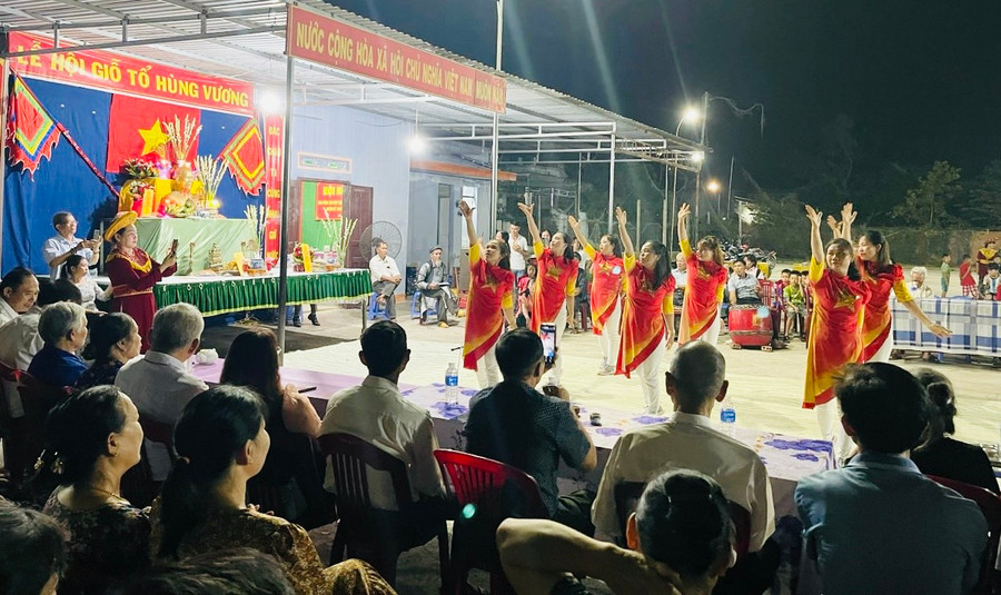 Đông đảo bà con nhân dân tổ dân phố 8 tham gia lễ hội Giỗ Tổ Hùng Vương. Ảnh: Vũ Chi Đông đảo bà con nhân dân tổ dân phố 8 tham gia lễ hội Giỗ Tổ Hùng Vương. Ảnh: Vũ Chi