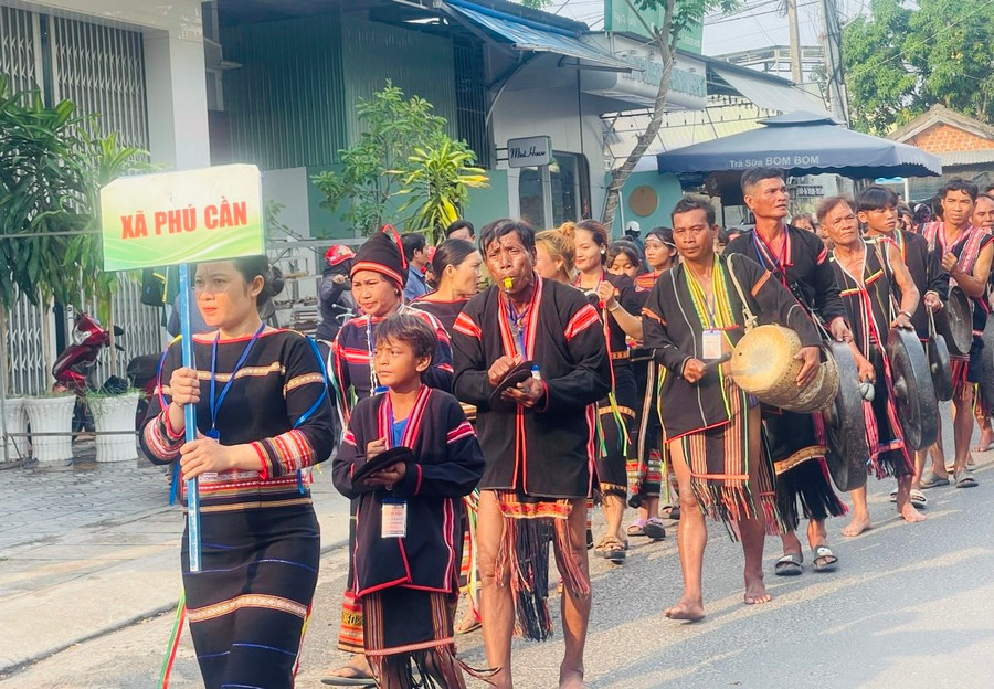 Các đoàn nghệ nhân trình diễn cồng chiêng đường phố. Ảnh: Vũ Chi Các đoàn nghệ nhân trình diễn cồng chiêng đường phố. Ảnh: Vũ Chi