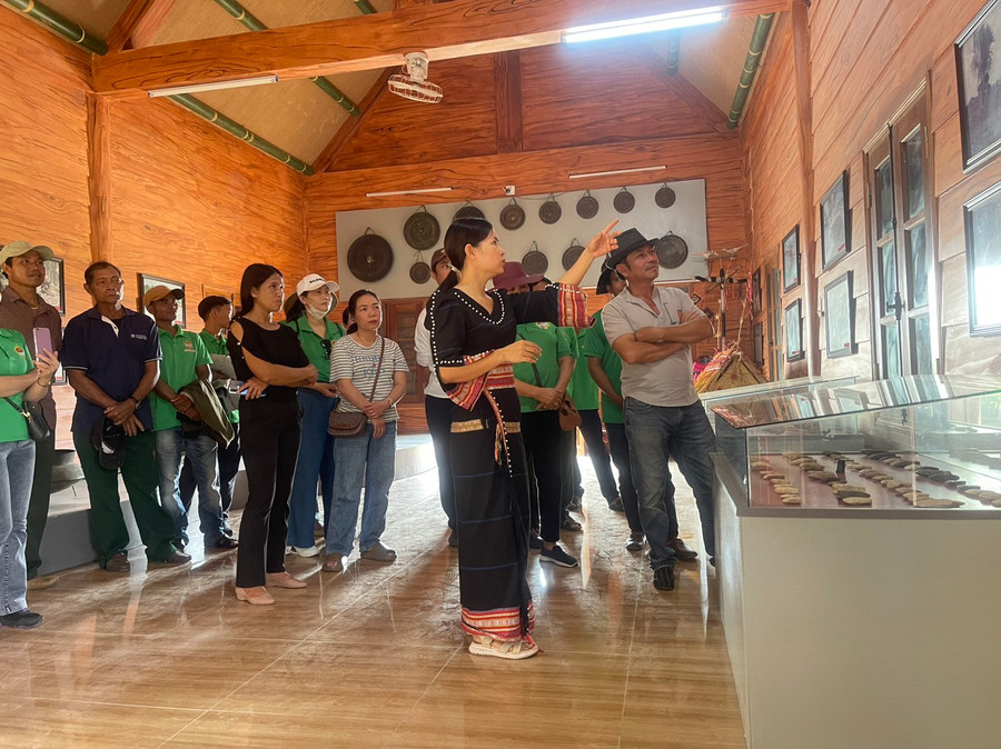 Khu di tích lịch sử-văn hóa cấp quốc gia Plei Ơi (xã Ayun Hạ, huyện Phú Thiện) đón nhiều du khách tới tham quan dịp nghỉ lễ. Ảnh: Vũ Chi Khu di tích lịch sử-văn hóa cấp quốc gia Plei Ơi (xã Ayun Hạ, huyện Phú Thiện) đón nhiều du khách tới tham quan dịp nghỉ lễ. Ảnh: Vũ Chi