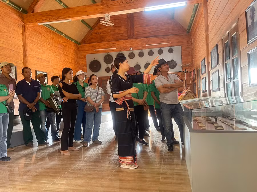 Khu di tích lịch sử-văn hóa cấp quốc gia Plei Ơi (xã Ayun Hạ, huyện Phú Thiện) đón nhiều du khách tới tham quan dịp nghỉ lễ. Ảnh: Vũ Chi