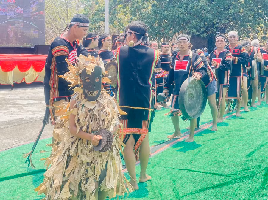 Trình diễn cồng chiêng tại Ngày hội. Ảnh: Vũ Chi