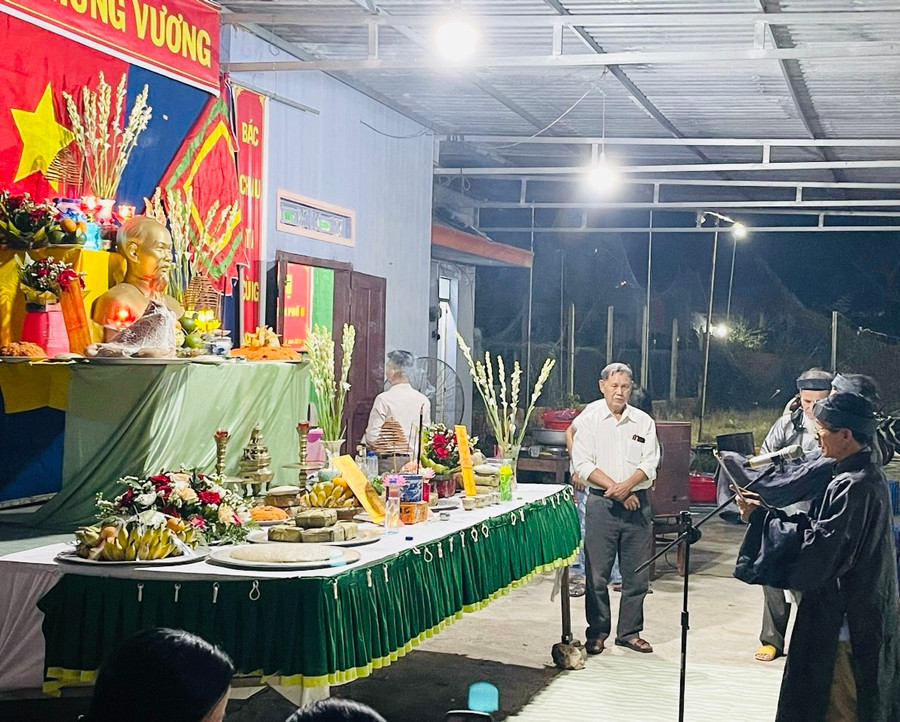 Ban tế lễ thực hiện nghi thức cúng. Ảnh: Vũ Chi Ban tế lễ thực hiện nghi thức cúng. Ảnh: Vũ Chi