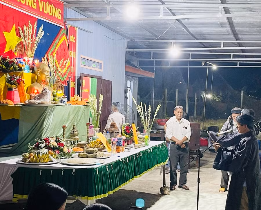 Ban tế lễ thực hiện nghi thức cúng. Ảnh: Vũ Chi