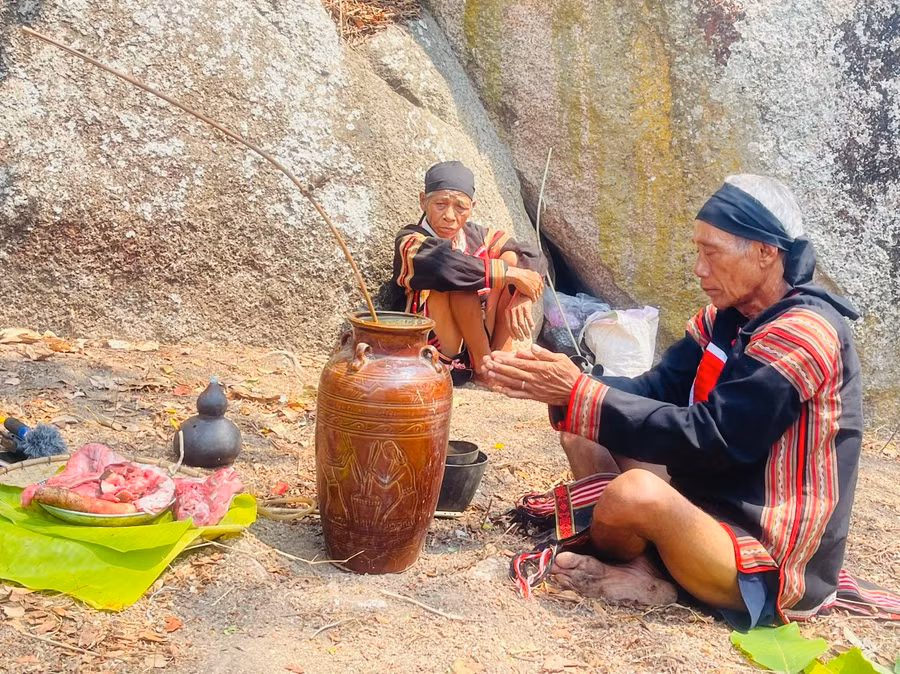 Lễ vật cúng cầu mưa gồm 1 ghè rượu, 1 đĩa thịt heo đen, 1 chén gạo, 1 cây nến. Ảnh: Vũ Chi