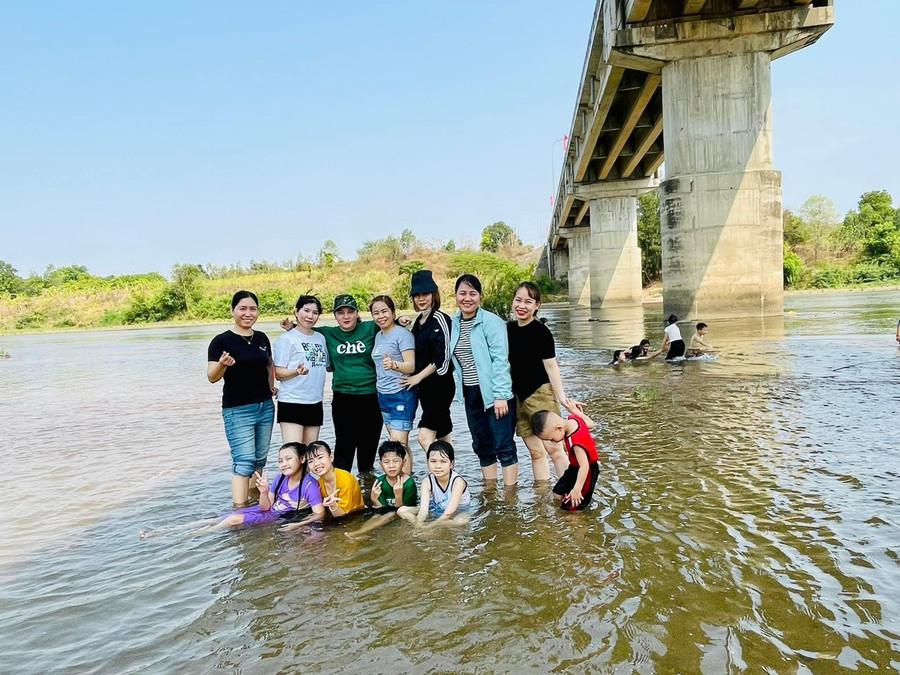 Chị A Hồng (bìa trái, thôn Hlil 2, xã Ia Mrơn, huyện Ia Pa) cùng đồng nghiệp lựa chọn dã ngoại bên dòng sông Ba trong ngày đầu tiên của kỳ nghỉ lễ. Ảnh: Vũ Chi Chị A Hồng (bìa trái, thôn Hlil 2, xã Ia Mrơn, huyện Ia Pa) cùng đồng nghiệp lựa chọn dã ngoại bên dòng sông Ba trong ngày đầu tiên của kỳ nghỉ lễ. Ảnh: Vũ Chi