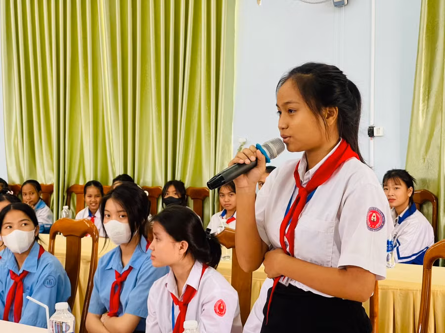 Các em học sinh thẳng thắn trình bày ý kiến, kiến nghị tại buổi đối thoại với đại biểu HĐND huyện. Ảnh: Vũ Chi