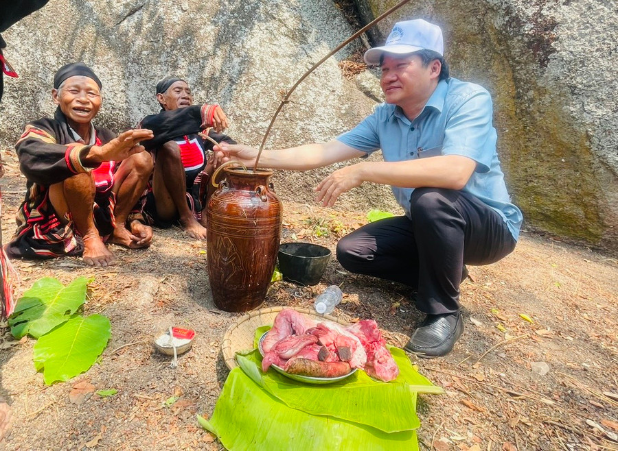 Phó Chủ tịch Thường trực HĐND tỉnh Trương Văn Đạt thưởng thức rượu ghè cùng các phụ tá Vua Lửa sau nghi lễ cúng cầu mưa. Ảnh: Vũ Chi Phó Chủ tịch Thường trực HĐND tỉnh Trương Văn Đạt thưởng thức rượu ghè cùng các phụ tá Vua Lửa sau nghi lễ cúng cầu mưa. Ảnh: Vũ Chi