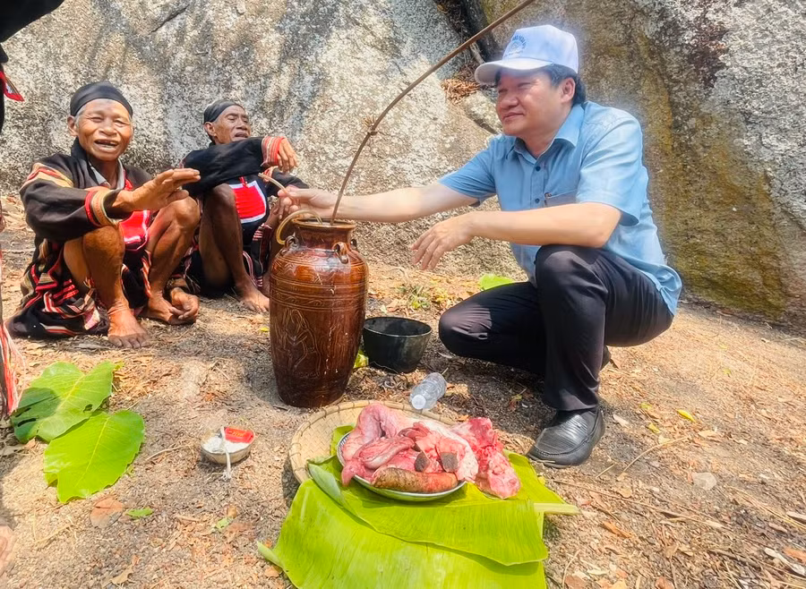 Phó Chủ tịch Thường trực HĐND tỉnh Trương Văn Đạt thưởng thức rượu ghè cùng các phụ tá Vua Lửa sau nghi lễ cúng cầu mưa. Ảnh: Vũ Chi