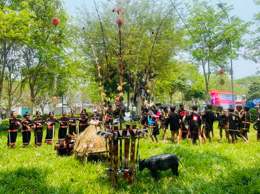Đoàn nghệ nhân xã Chư Rcăm phục dựng lễ cúng bỏ mả. Ảnh: Vũ Chi Đoàn nghệ nhân xã Chư Rcăm phục dựng lễ cúng bỏ mả. Ảnh: Vũ Chi