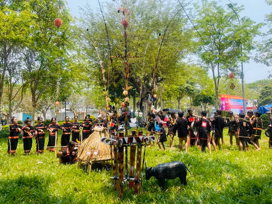 Đoàn nghệ nhân xã Chư Rcăm phục dựng lễ cúng bỏ mả. Ảnh: Vũ Chi Đoàn nghệ nhân xã Chư Rcăm phục dựng lễ cúng bỏ mả. Ảnh: Vũ Chi