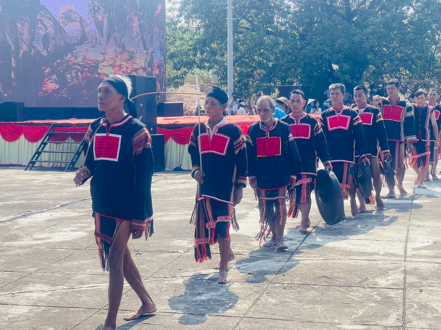 Ông Siu Phơ dẫn đầu đoàn nghi lễ lên núi thần Chư Tao Yang thực hiện lễ cúng cầu mưa. Ảnh: Vũ Chi Ông Siu Phơ dẫn đầu đoàn nghi lễ lên núi thần Chư Tao Yang thực hiện lễ cúng cầu mưa. Ảnh: Vũ Chi