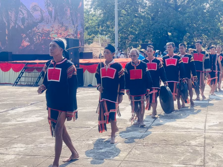 Ông Siu Phơ dẫn đầu đoàn nghi lễ lên núi thần Chư Tao Yang thực hiện lễ cúng cầu mưa. Ảnh: Vũ Chi