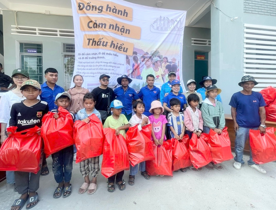 Đoàn tặng quà cho các em học sinh có hoàn cảnh khó khăn tại địa phương. Ảnh: Vũ Chi Đoàn tặng quà cho các em học sinh có hoàn cảnh khó khăn tại địa phương. Ảnh: Vũ Chi