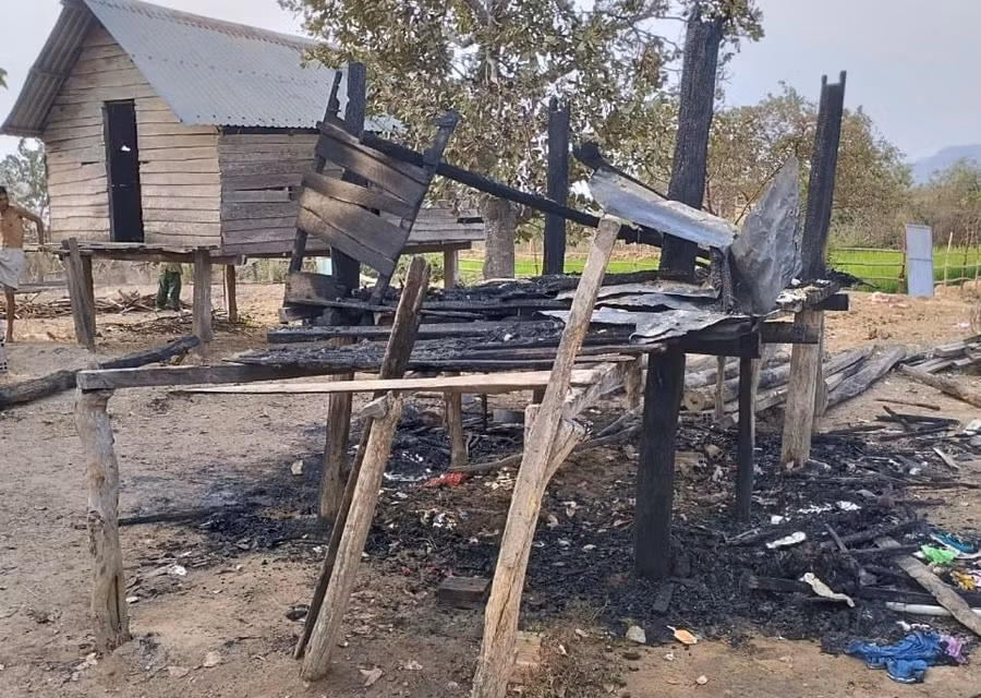 Căn nhà sàn cùng toàn bộ vật dụng của gia đình anh Siu Yeng (thôn King Pêng, xã Chư A Thai, huyện Phú Thiện) đã bị hỏa hoạn thiêu rụi hoàn toàn. Ảnh: Đức Chiến Căn nhà sàn cùng toàn bộ vật dụng của gia đình anh Siu Yeng (thôn King Pêng, xã Chư A Thai, huyện Phú Thiện) đã bị hỏa hoạn thiêu rụi hoàn toàn. Ảnh: Đức Chiến