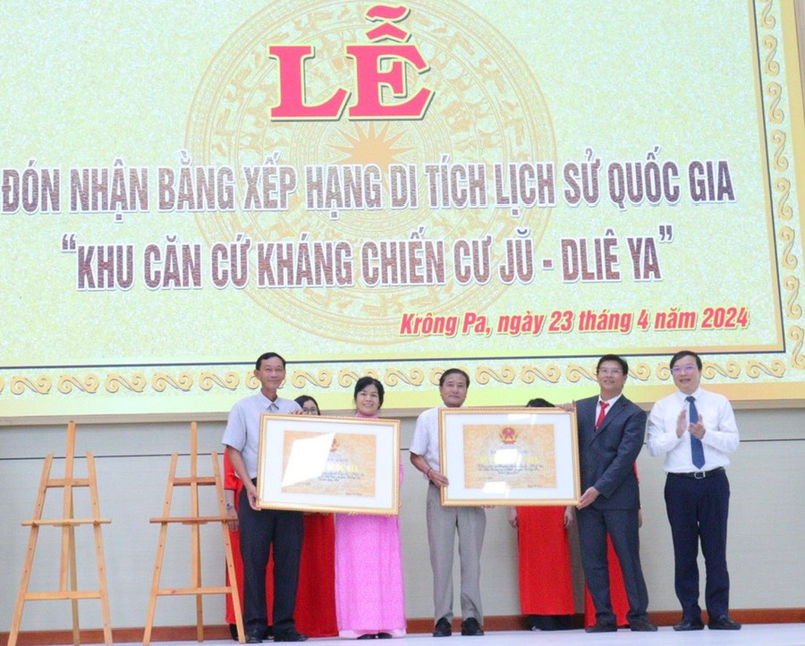 Thừa ủy quyền của Bộ Văn hóa-Thể thao và Du lịch, Chủ tịch UBND tỉnh Trương Hải Long trao bằng xếp hạng di tích lịch sử quốc gia Khu căn cứ kháng chiến Cư Jũ-Dliê Ya cho huyện Krông Pa. Ảnh: Vũ Chi Thừa ủy quyền của Bộ Văn hóa-Thể thao và Du lịch, Chủ tịch UBND tỉnh Trương Hải Long trao bằng xếp hạng di tích lịch sử quốc gia Khu căn cứ kháng chiến Cư Jũ-Dliê Ya cho huyện Krông Pa. Ảnh: Vũ Chi