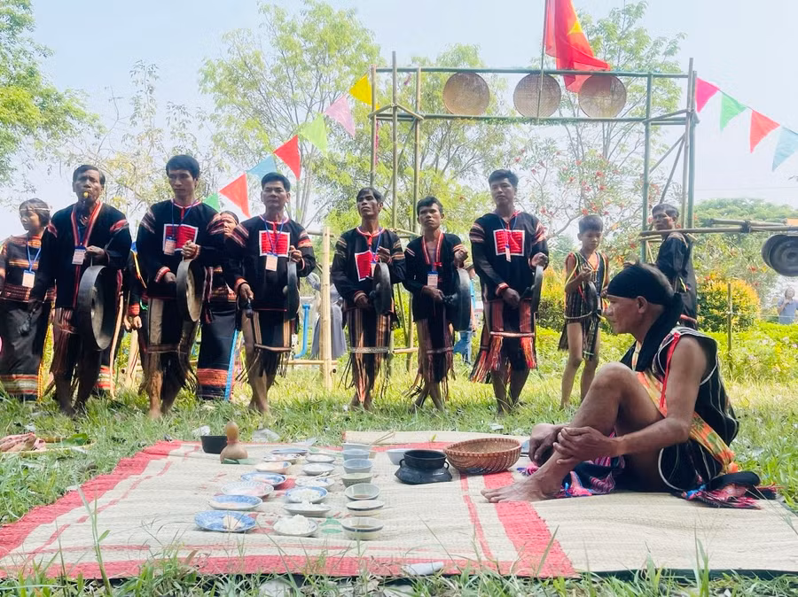 Lễ cúng trưởng thành của cộng đồng Jrai xã Phú Cần. Ảnh: Vũ Chi