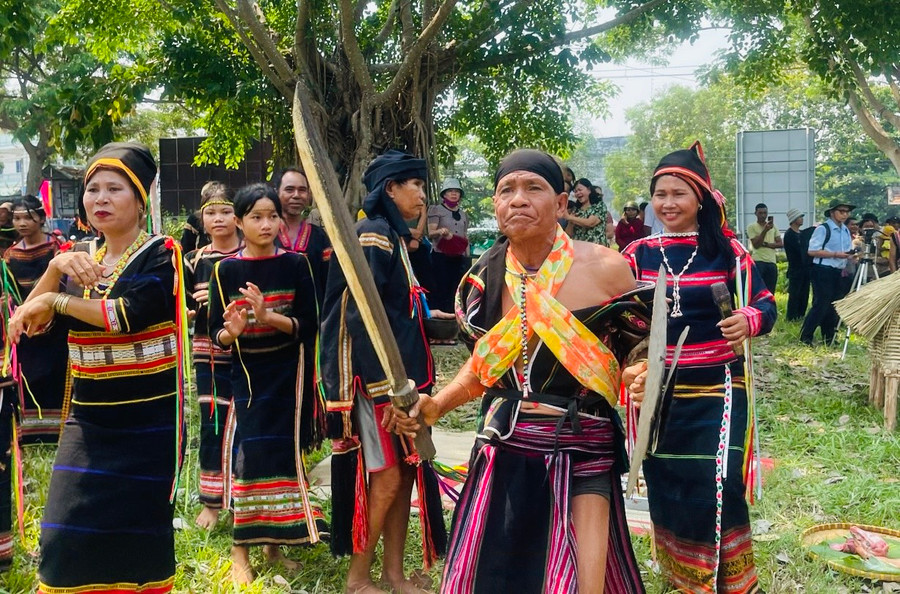 Đoàn nghệ nhân xã Phú Cần phục dựng nghi lễ cúng trưởng thành. Ảnh: Vũ Chi Đoàn nghệ nhân xã Phú Cần phục dựng nghi lễ cúng trưởng thành. Ảnh: Vũ Chi