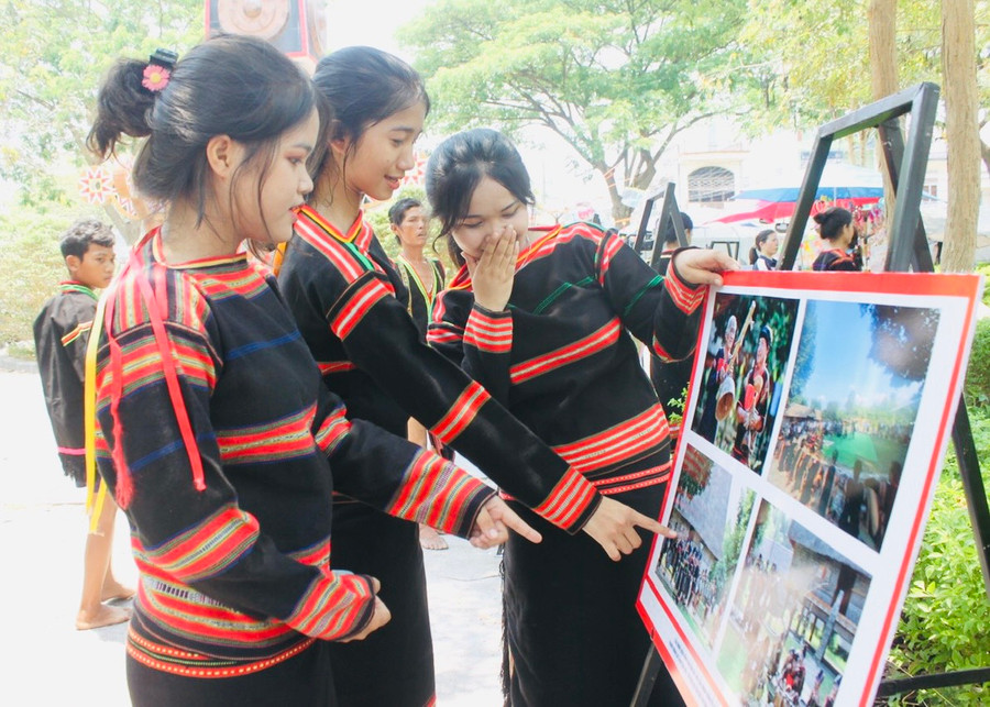 Triển lãm ảnh tại Ngày hội. Ảnh: Vũ Chi Triển lãm ảnh tại Ngày hội. Ảnh: Vũ Chi