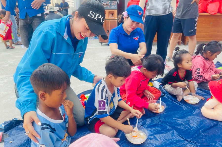 Các bạn đoàn viên, thanh niên nấu bữa sáng yêu thương cho các em nhỏ xã Ia Tul. Ảnh: Vũ Chi Các bạn đoàn viên, thanh niên nấu bữa sáng yêu thương cho các em nhỏ xã Ia Tul. Ảnh: Vũ Chi