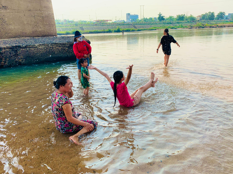 Không chỉ trẻ em mà ngay cả người lớn cũng thích thú đắm mình dưới dòng nước sông Ba mát lạnh. Ảnh: Vũ Chi Không chỉ trẻ em mà ngay cả người lớn cũng thích thú đắm mình dưới dòng nước sông Ba mát lạnh. Ảnh: Vũ Chi