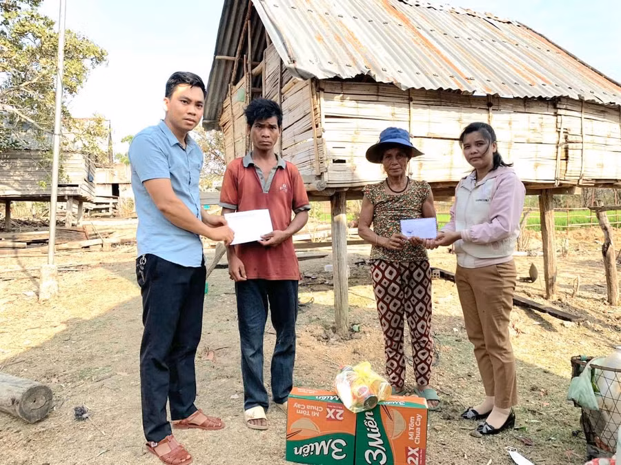 Hội Nông dân và Hội Phụ nữ xã trao kinh phí hỗ trợ cho gia đình anh Yeng bên căn nhà nhỏ do bà con trong thôn dựng tạm giúp gia đình có chỗ che mưa, che nắng Ảnh Đức Chiến Hội Nông dân và Hội Phụ nữ xã trao kinh phí hỗ trợ cho gia đình anh Yeng bên căn nhà nhỏ do bà con trong thôn dựng tạm giúp gia đình có chỗ che mưa, che nắng Ảnh Đức Chiến