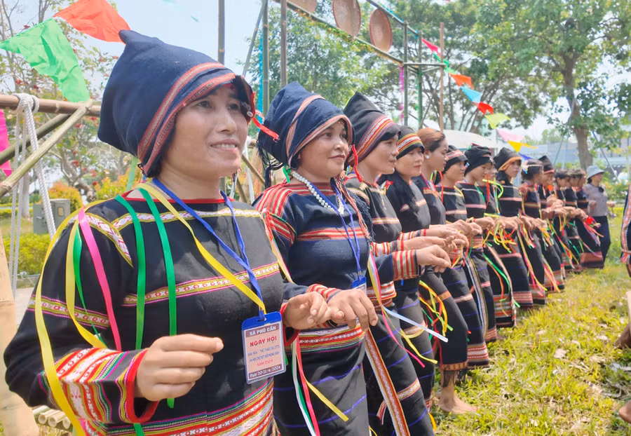 Các cô gái Jrai rạng rỡ trong Ngày hội. Ảnh: Ngọc Duy