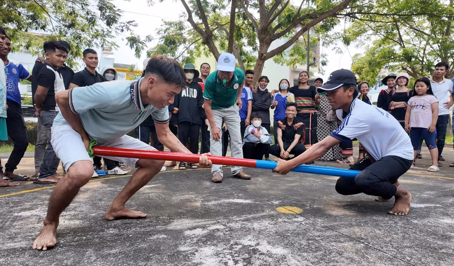 Các vận động viên thi đấu môn đẩy gậy. Ảnh: Ngọc Duy Các vận động viên thi đấu môn đẩy gậy. Ảnh: Ngọc Duy