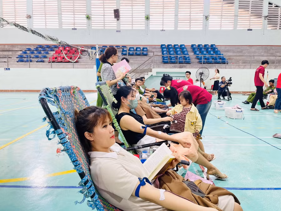 Đông đảo người dân thị xã Ayun Pa tham gia hiến máu tình nguyện. Ảnh: Vũ Chi