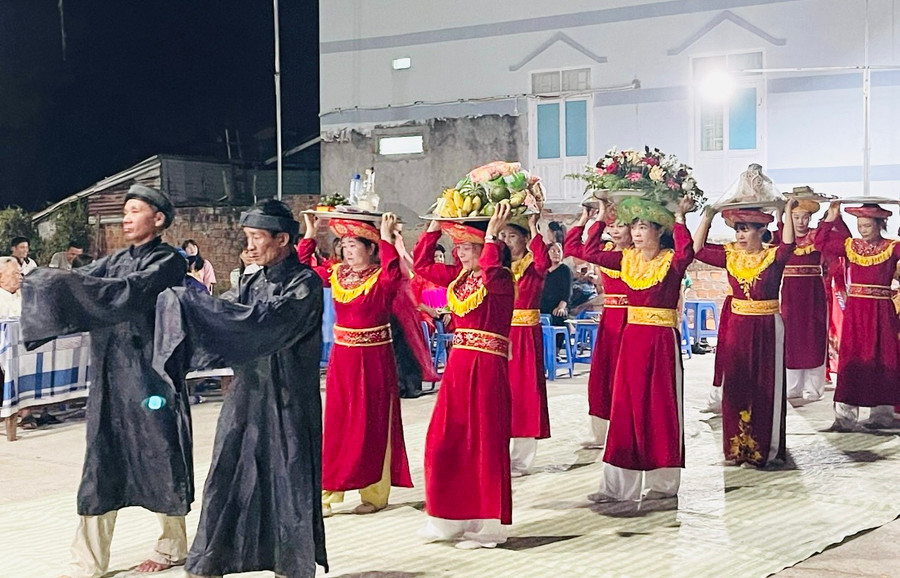 Ban tế lễ dâng hương, dâng hoa tưởng niệm các Vua Hùng. Ảnh: Vũ Chi Ban tế lễ dâng hương, dâng hoa tưởng niệm các Vua Hùng. Ảnh: Vũ Chi