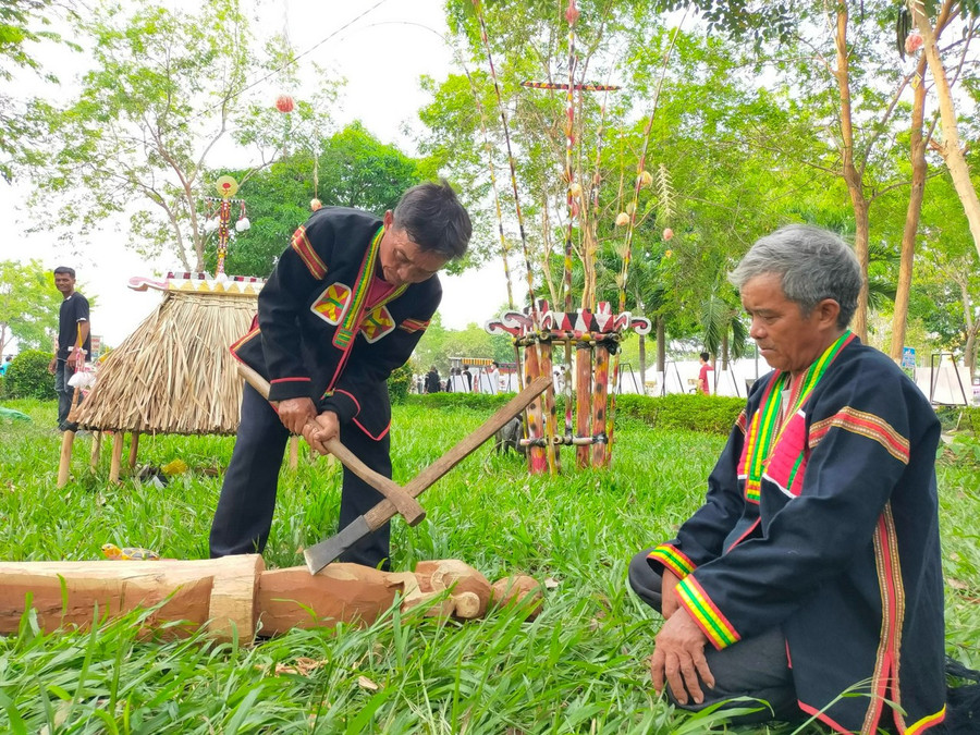Các nghệ nhân trình diễn tạc tượng. Ảnh: Đức Thụy Các nghệ nhân trình diễn tạc tượng. Ảnh: Đức Thụy