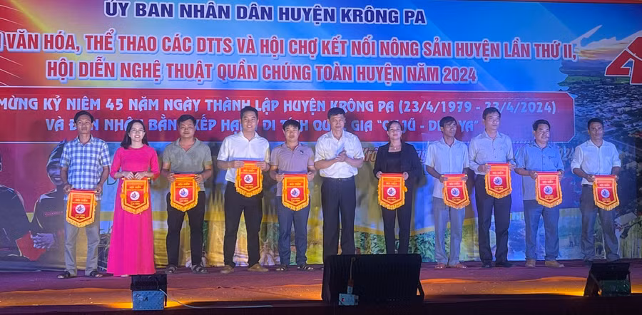Ban tổ chức trao cờ lưu niệm cho các đoàn tham gia Ngày hội văn hóa, thể thao các dân tộc thiểu số huyện Krông Pa năm 2024. Ảnh: Vũ Chi
