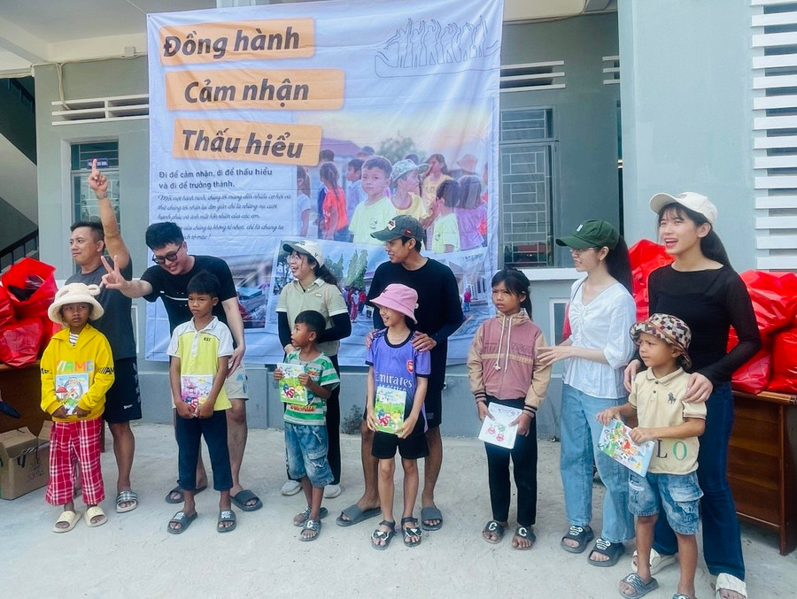 Các trò chơi được tổ chức tạo không khí vui tươi, sôi động cho chương trình. Ảnh: Vũ Chi Các trò chơi được tổ chức tạo không khí vui tươi, sôi động cho chương trình. Ảnh: Vũ Chi