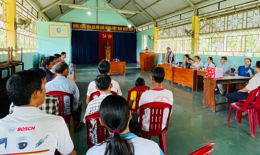 Giám đốc Sở Công thương Phạm Văn Binh thông báo về kết quả vận động nguồn lực xóa nhà dột nát cho hộ nghèo buôn Ma Giai. Ảnh: Vũ Chi Giám đốc Sở Công thương Phạm Văn Binh thông báo về kết quả vận động nguồn lực xóa nhà dột nát cho hộ nghèo buôn Ma Giai. Ảnh: Vũ Chi