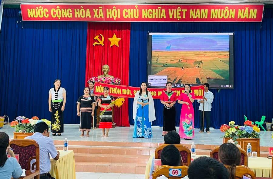 Phần thi chào hỏi xuất sắc nhất thuộc về đội thi xã Ia Ake. Ảnh: Vũ Chi