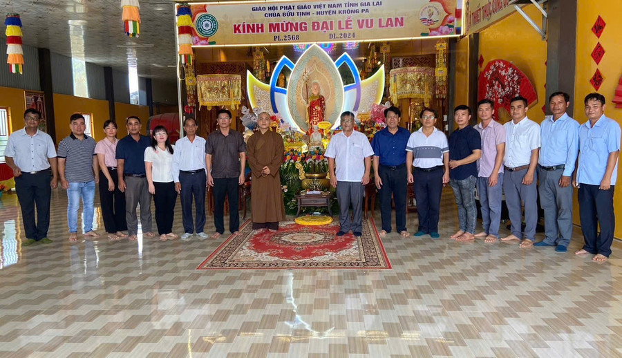 Lãnh đạo Huyện ủy, HĐND, UBND, Ủy ban MTTQ Việt Nam cùng các ban, ngành, đoàn thể huyện Krông Pa đến thăm, chúc mừng chùa Bửu Tịnh nhân Đại lễ Vu lan. Ảnh: V.C Lãnh đạo Huyện ủy, HĐND, UBND, Ủy ban MTTQ Việt Nam cùng các ban, ngành, đoàn thể huyện Krông Pa đến thăm, chúc mừng chùa Bửu Tịnh nhân Đại lễ Vu lan. Ảnh: V.C