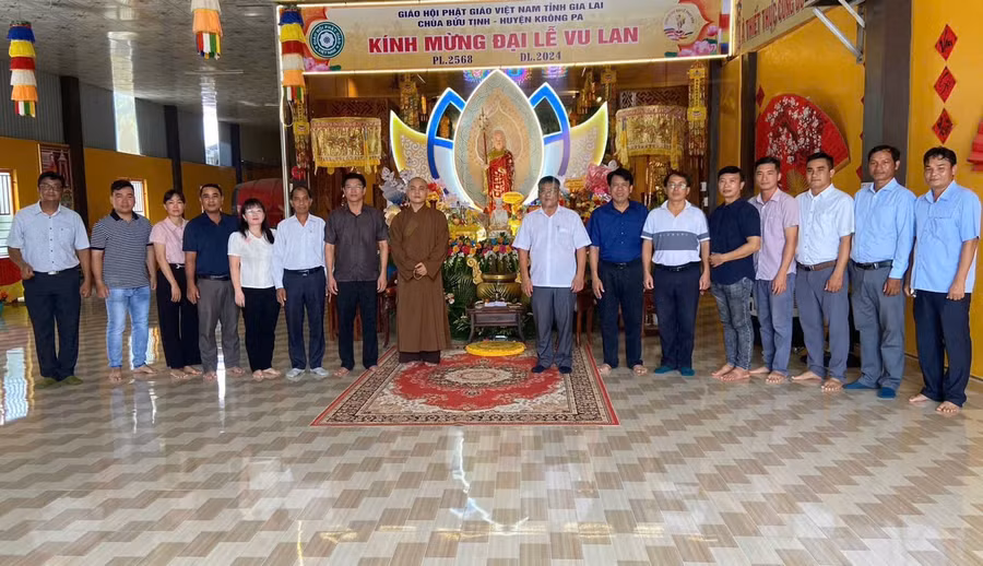 Lãnh đạo Huyện ủy, HĐND, UBND, Ủy ban MTTQ Việt Nam cùng các ban, ngành, đoàn thể huyện Krông Pa đến thăm, chúc mừng chùa Bửu Tịnh nhân Đại lễ Vu lan. Ảnh: V.C