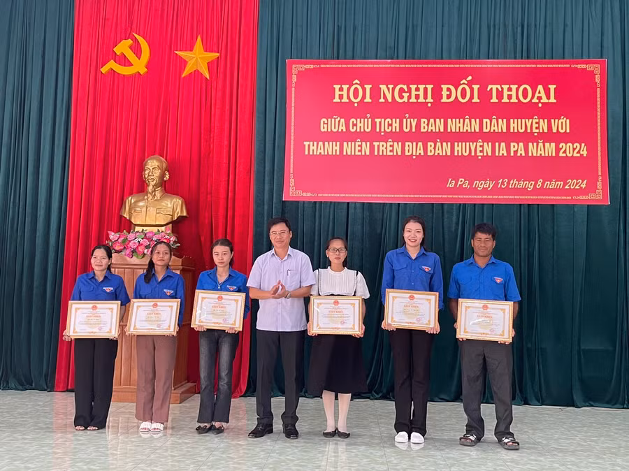 Chủ tịch UBND huyện Huỳnh Văn Trường (đứng giữa) tặng giấy khen các tập thể, cá nhân có thành tích tiêu biểu trong xây dựng nông thôn mới tại địa phương. Ảnh: Vũ Chi
